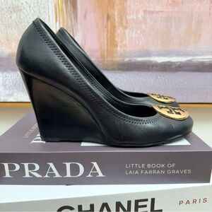 Tory Burch Gold Medallion Black Leather Stacked Heel Wedges Round Toe